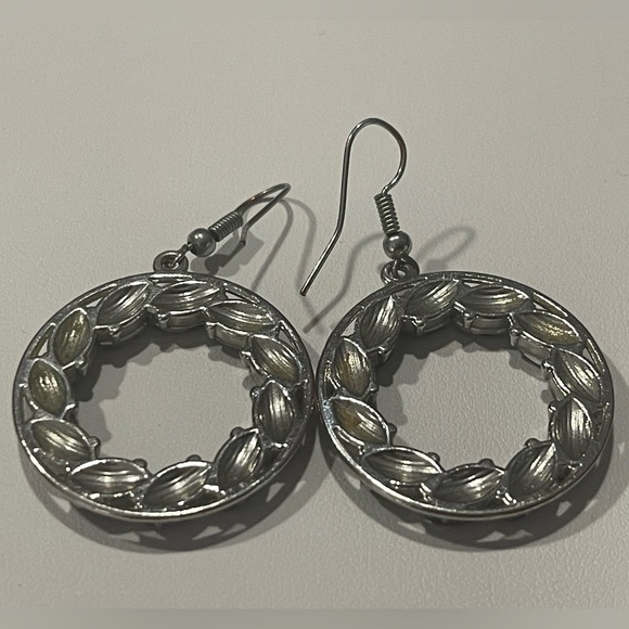 French hook earrings. Faceted gray set in silver-tone. - Picture 3 of 9